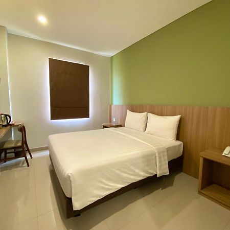 Front One Hotel Gombong Gombong  Екстериор снимка