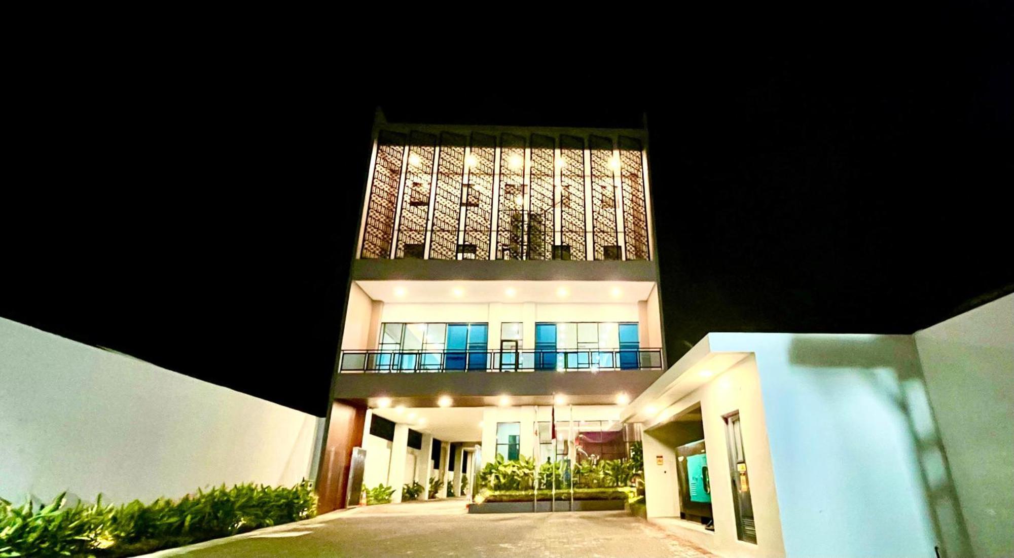 Front One Hotel Gombong Gombong  Екстериор снимка