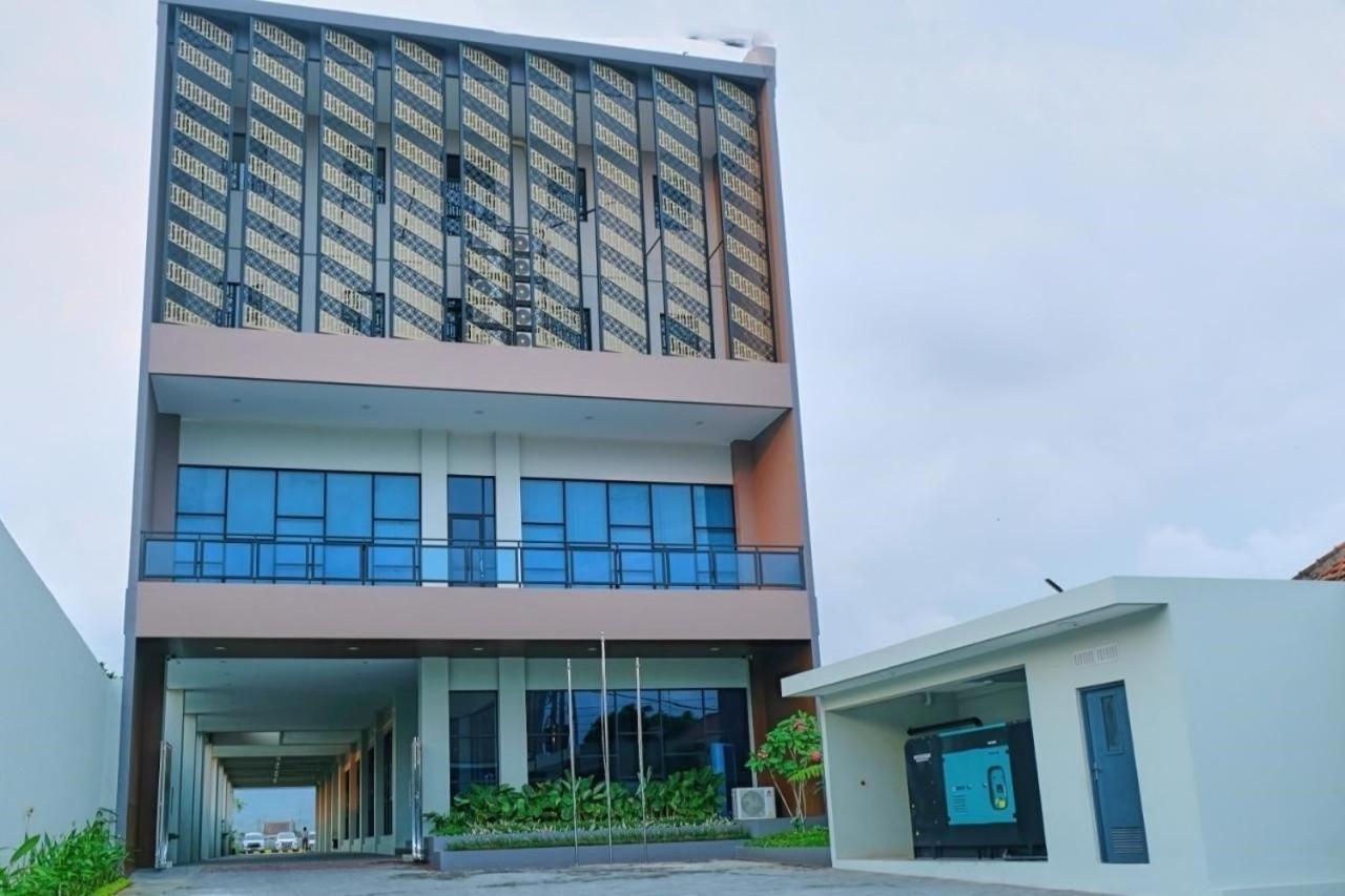 Front One Hotel Gombong Gombong  Екстериор снимка