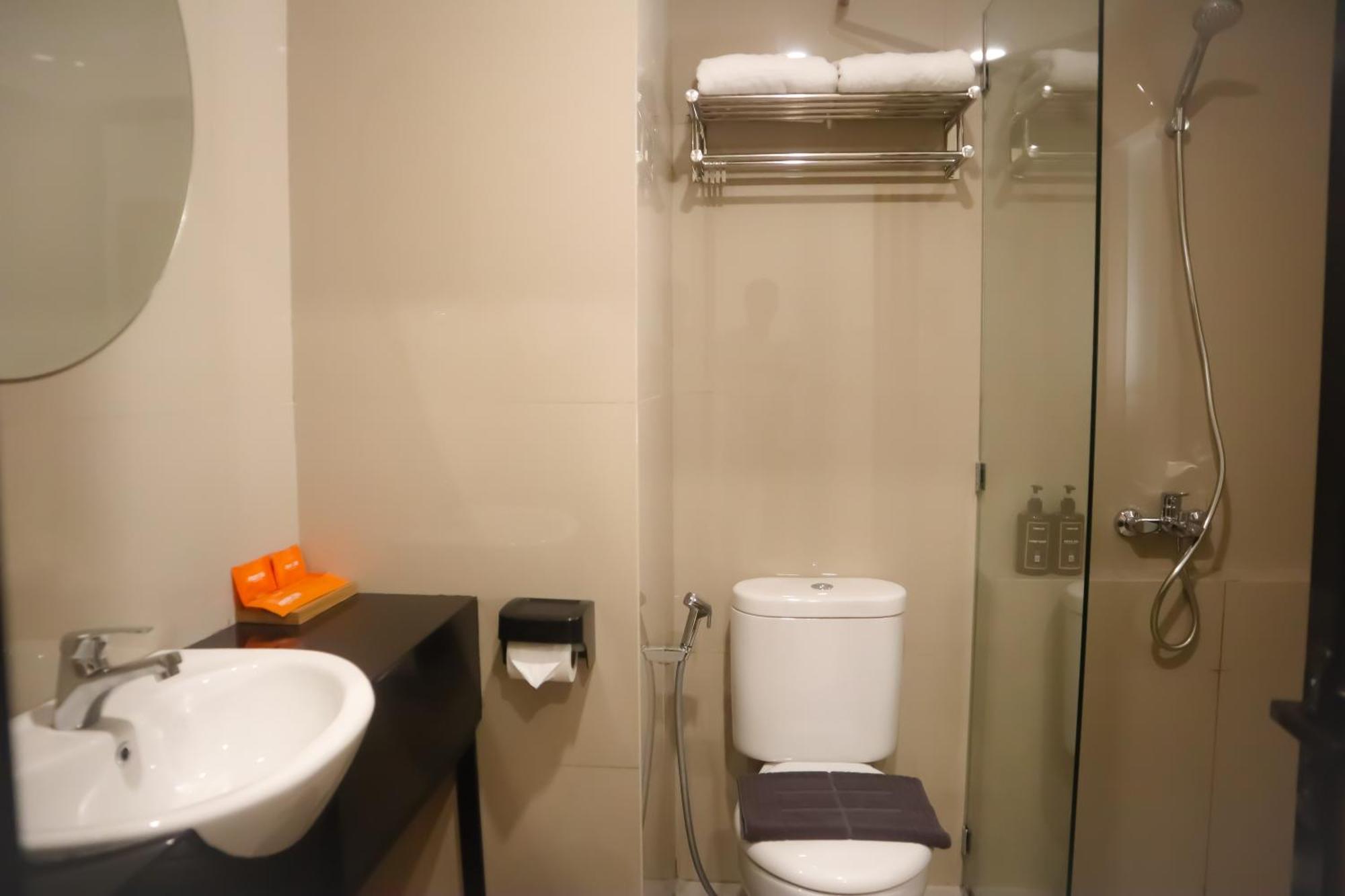 Front One Hotel Gombong Gombong  Екстериор снимка