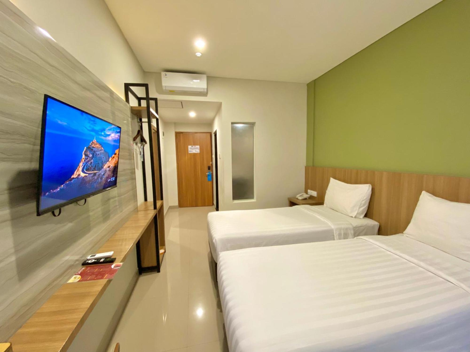 Front One Hotel Gombong Gombong  Екстериор снимка
