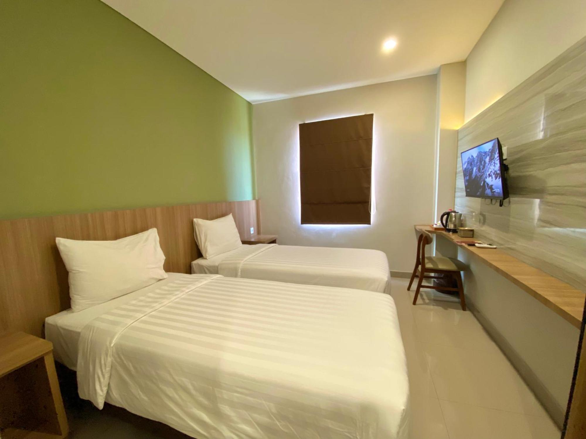 Front One Hotel Gombong Gombong  Екстериор снимка
