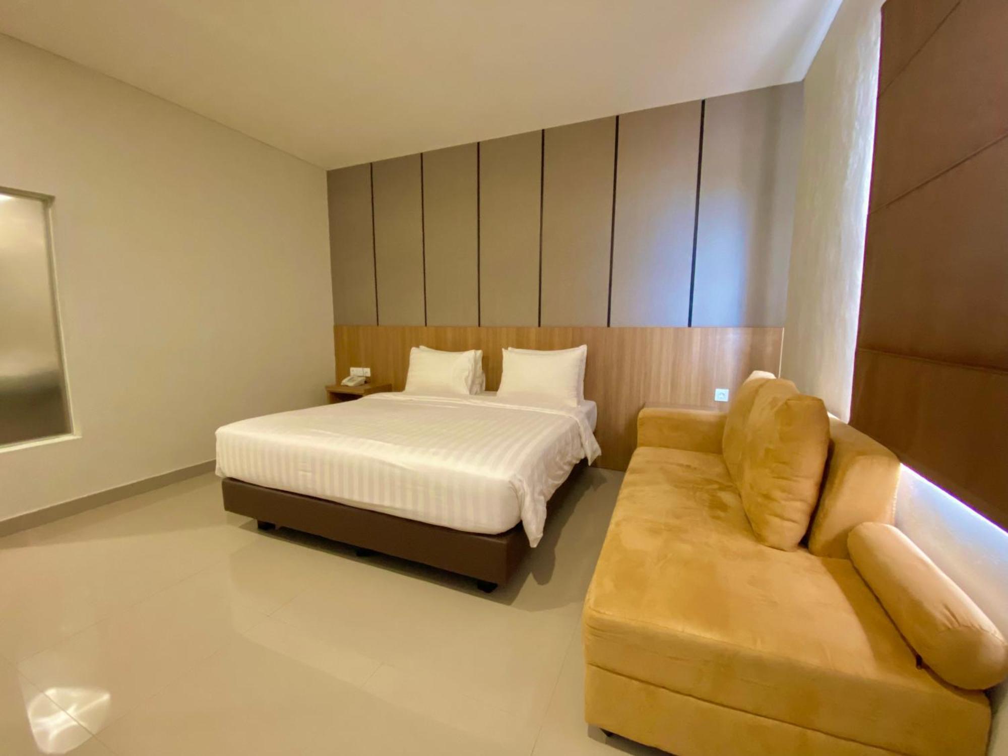 Front One Hotel Gombong Gombong  Екстериор снимка