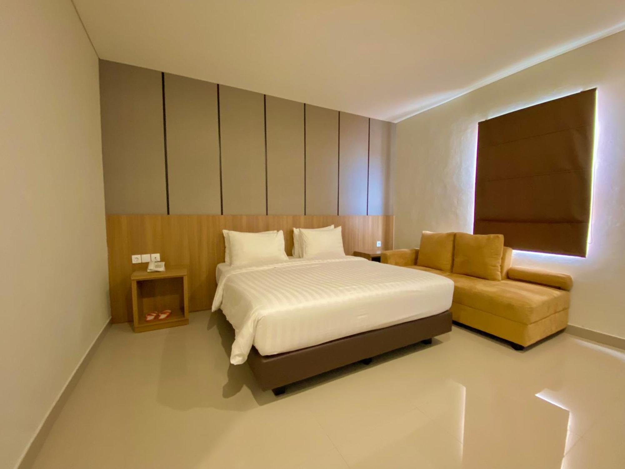 Front One Hotel Gombong Gombong  Екстериор снимка