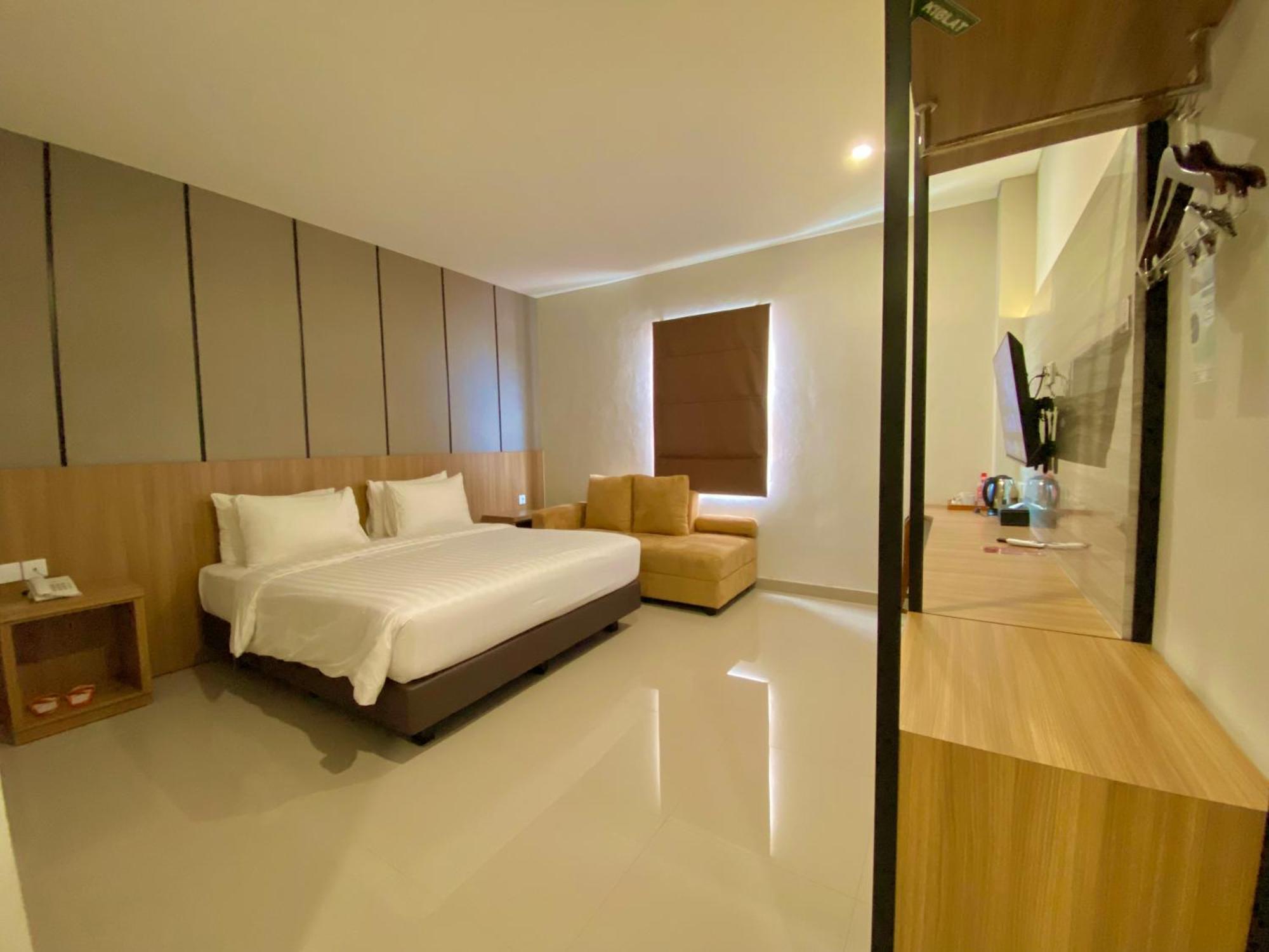 Front One Hotel Gombong Gombong  Екстериор снимка