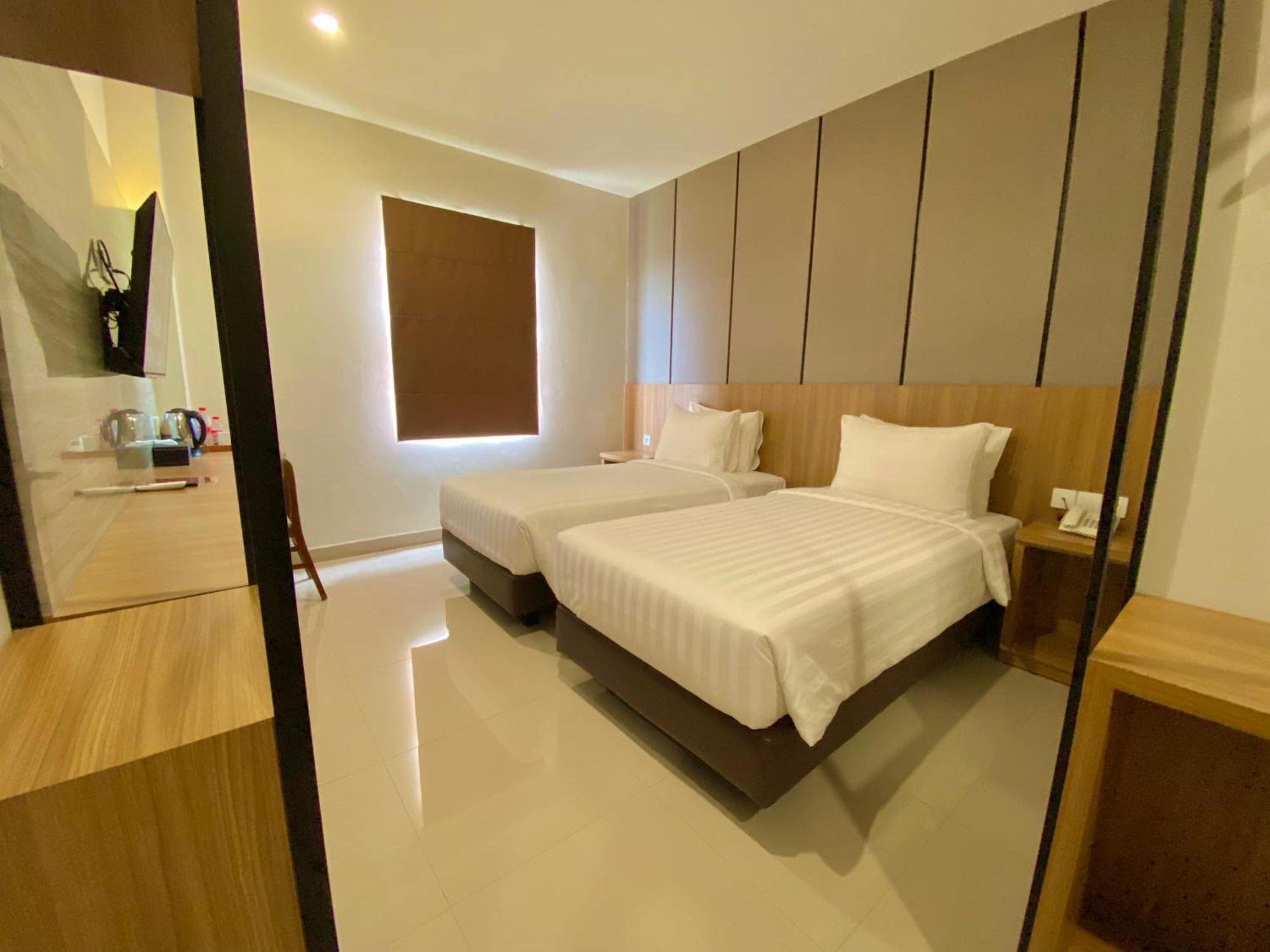 Front One Hotel Gombong Gombong  Екстериор снимка