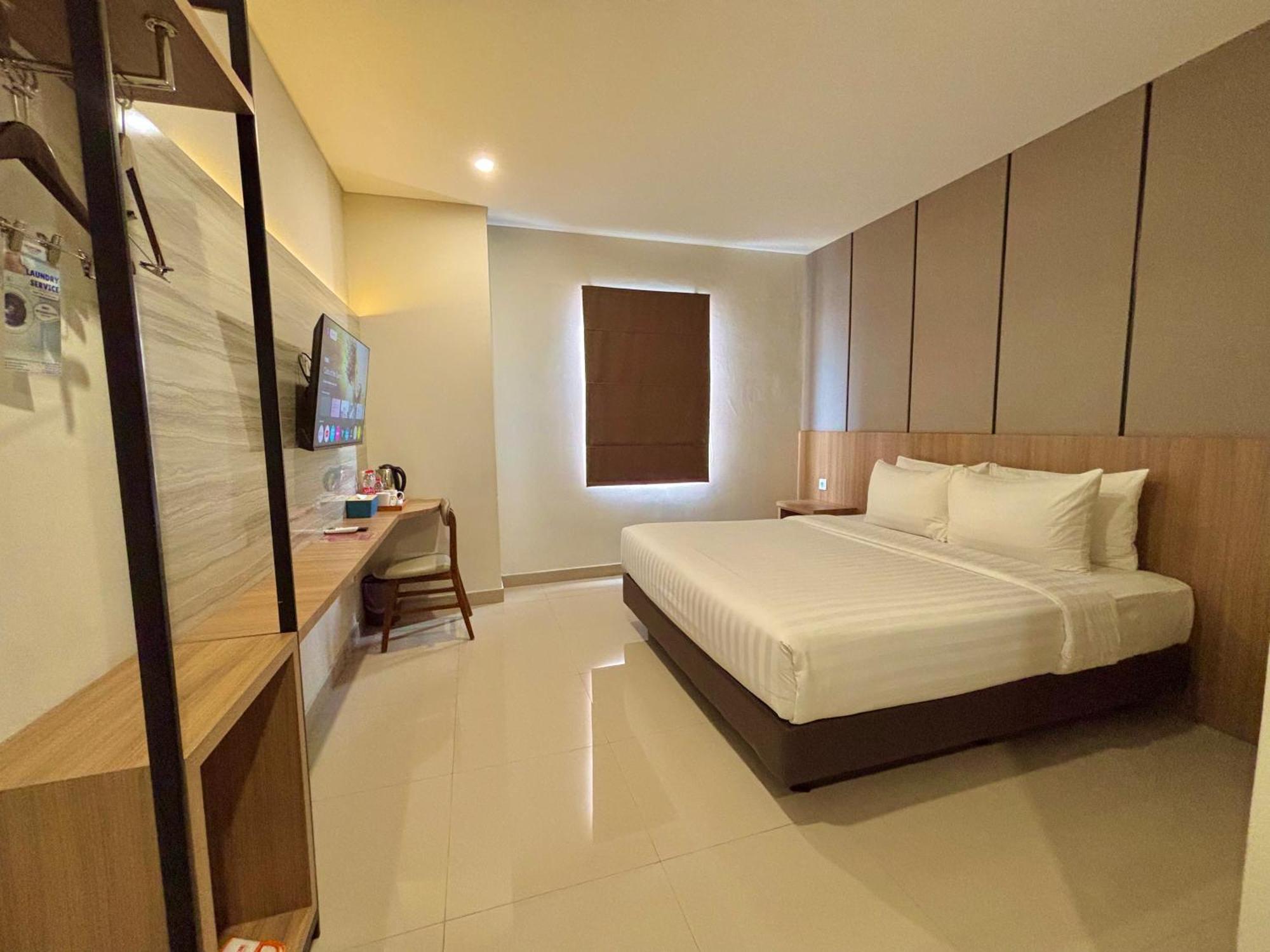 Front One Hotel Gombong Gombong  Екстериор снимка