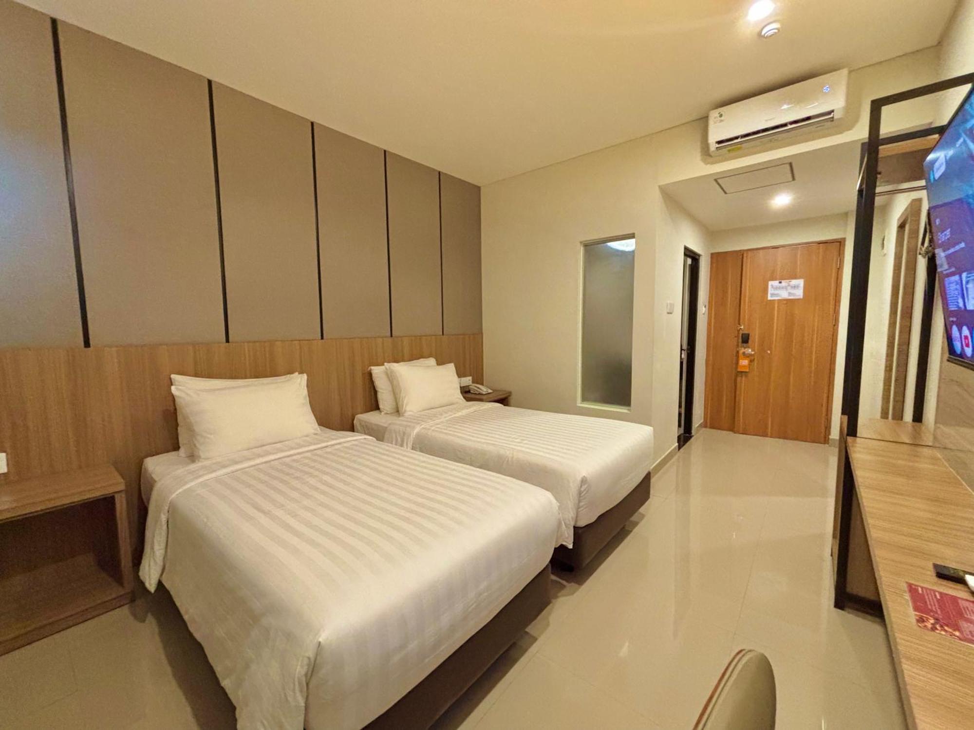 Front One Hotel Gombong Gombong  Екстериор снимка