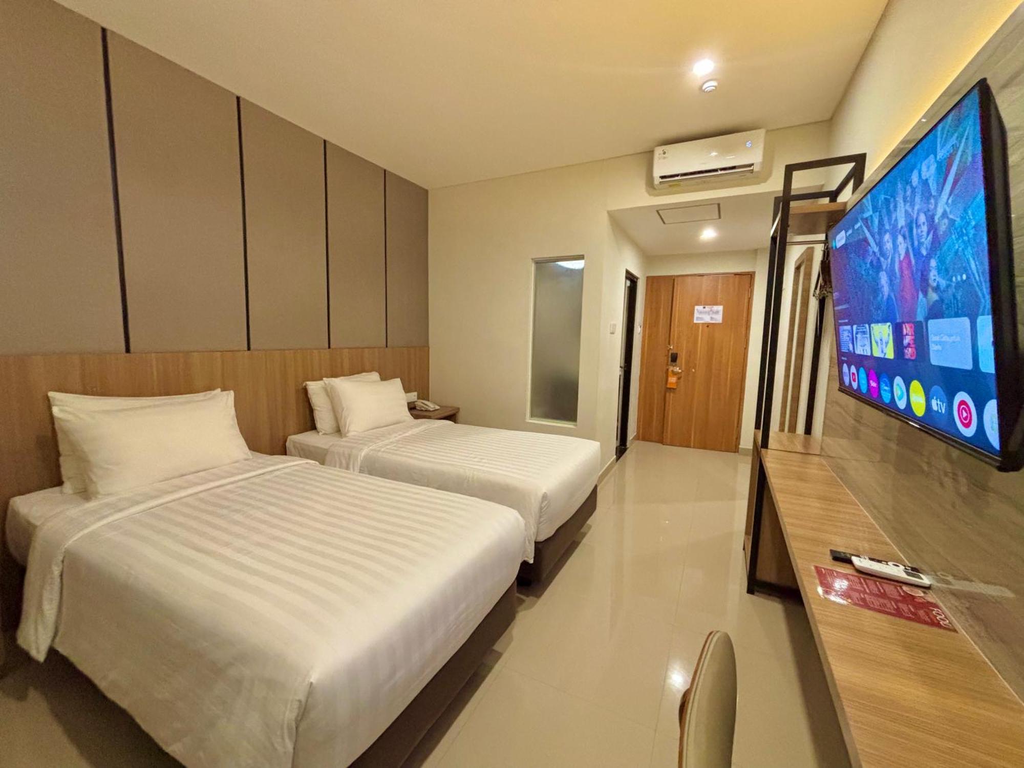 Front One Hotel Gombong Gombong  Екстериор снимка