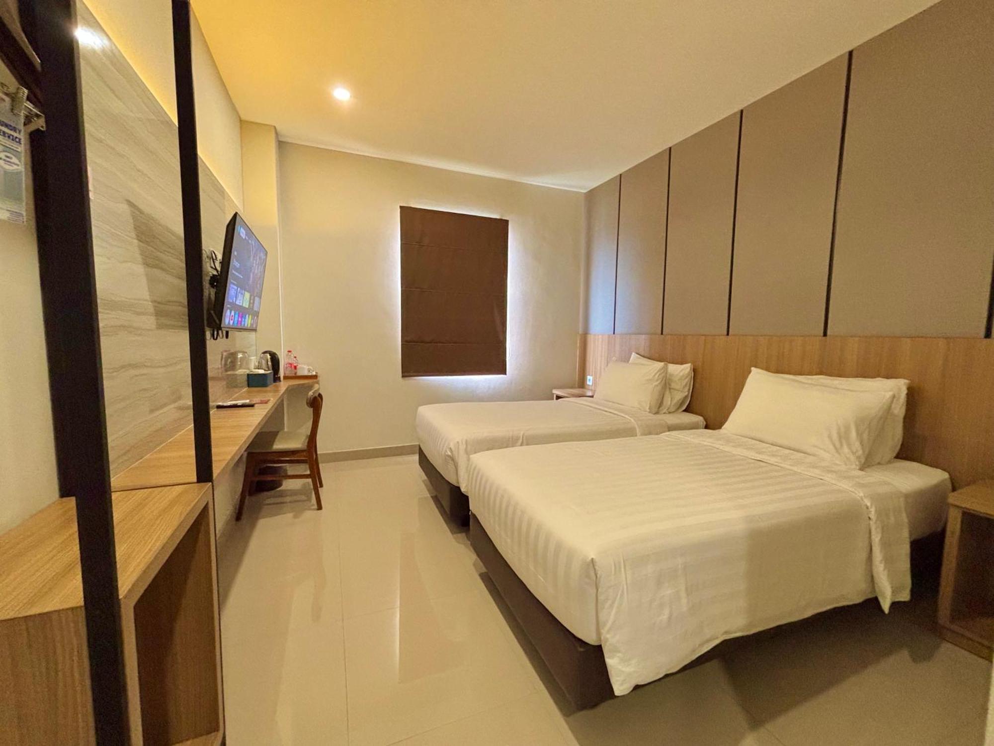 Front One Hotel Gombong Gombong  Екстериор снимка