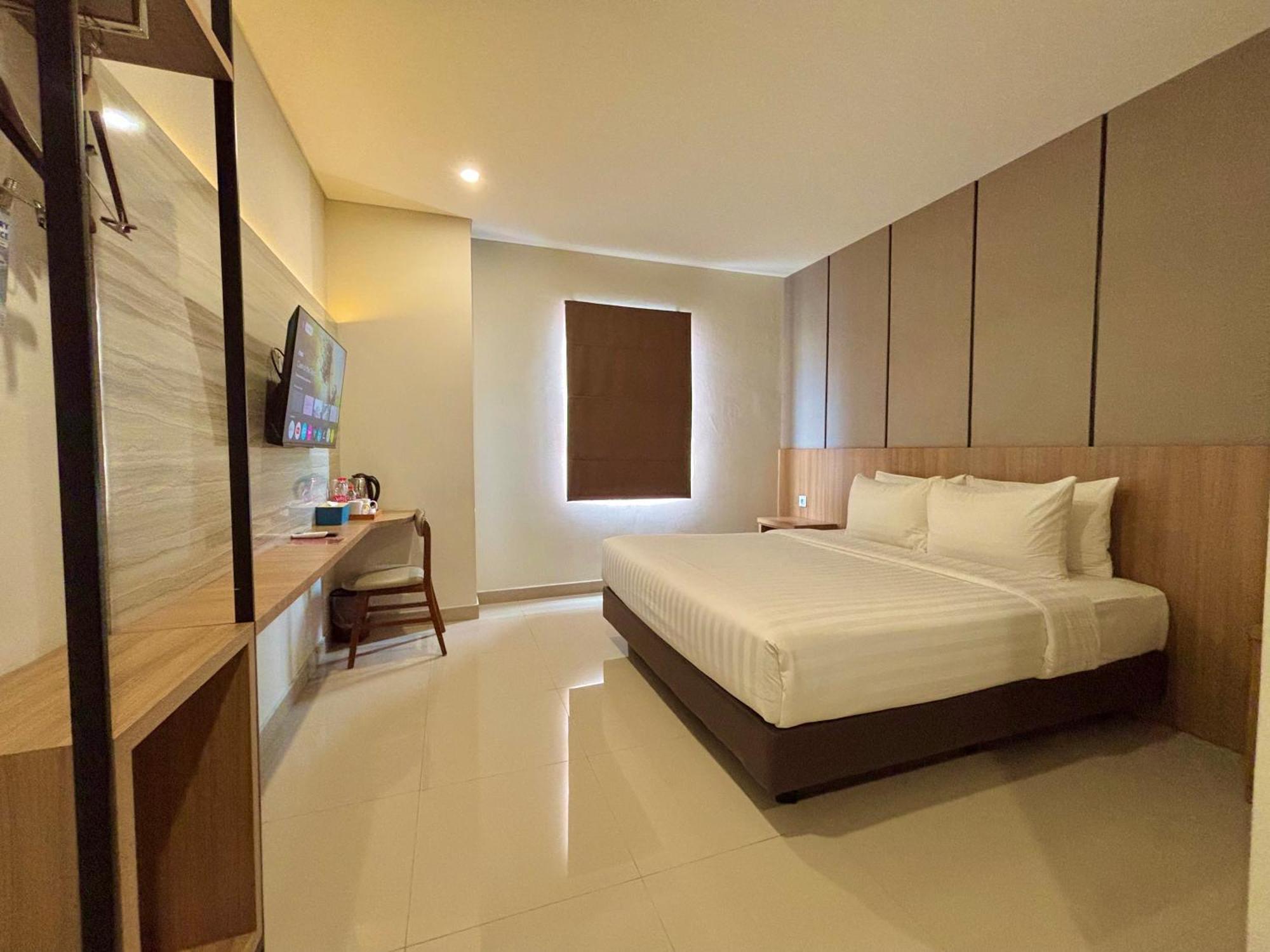 Front One Hotel Gombong Gombong  Екстериор снимка